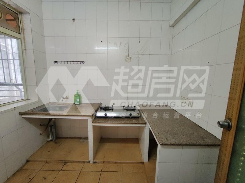 朗悦名居出租房厨房及卫生间