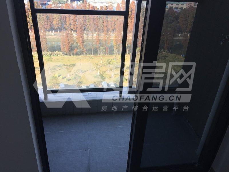 银钻广场二手房阳台