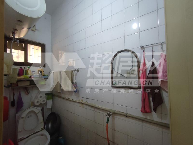 高坎路二手房厨房及卫生间