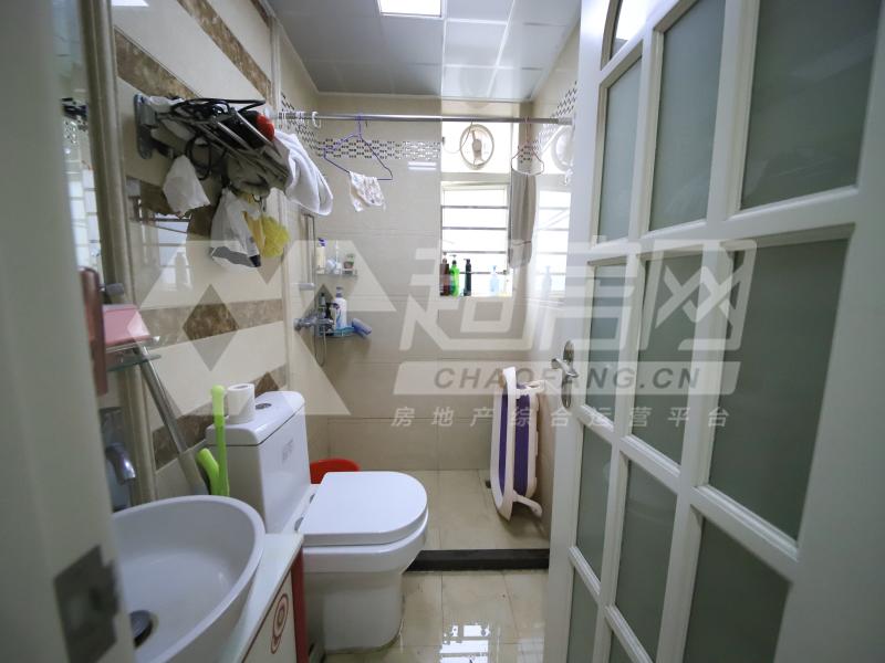 逸峻闲庭二手房厨房及卫生间