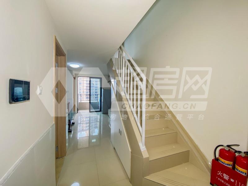 绿地中心（商住楼）二手房客厅
