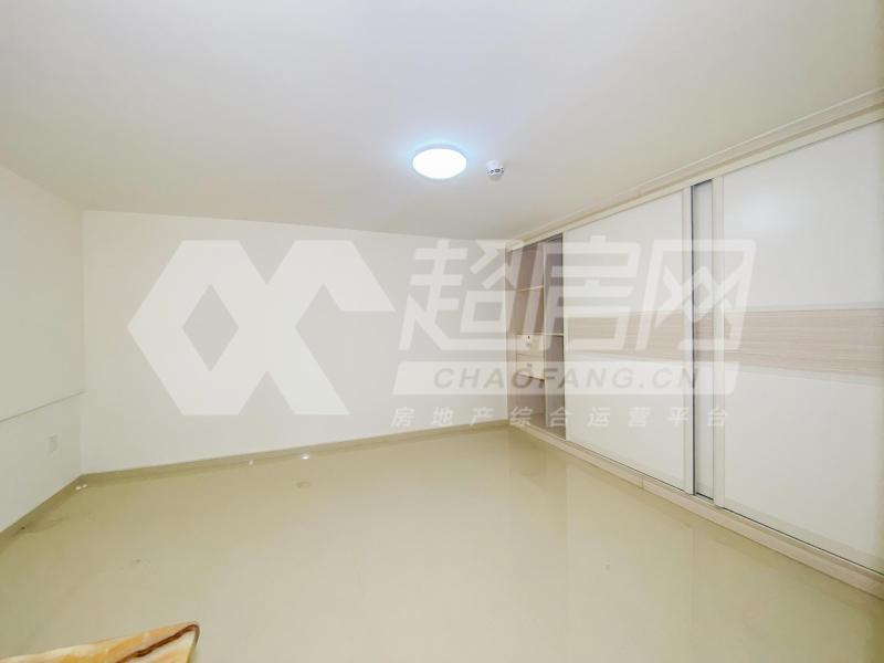 绿地中心（商住楼）二手房卧室