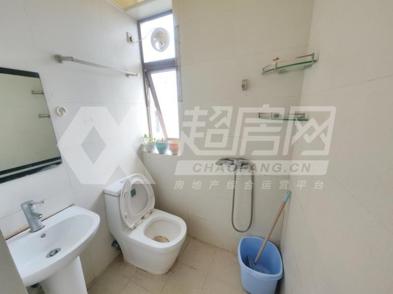 海悦新城出租房厨房及卫生间