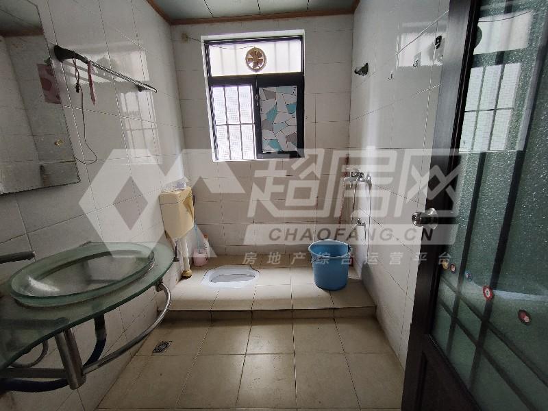 荣华豪苑二手房厨房及卫生间