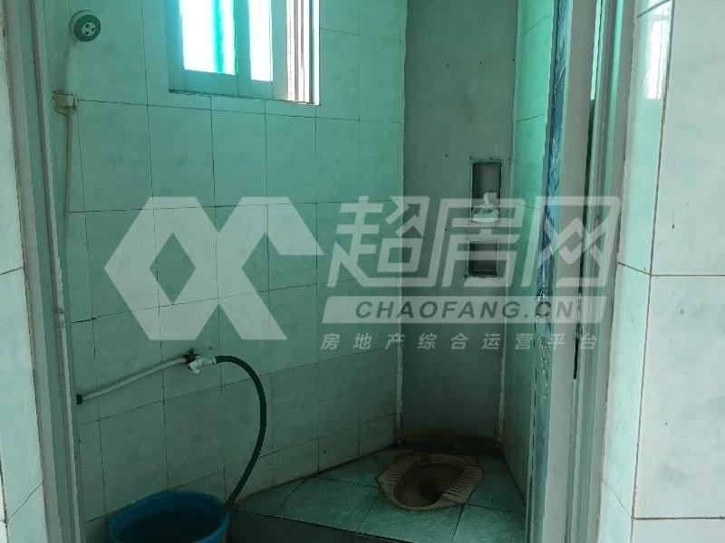 龙胜楼二手房厨房及卫生间