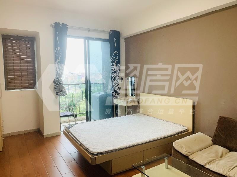 万科沁园二手房客厅