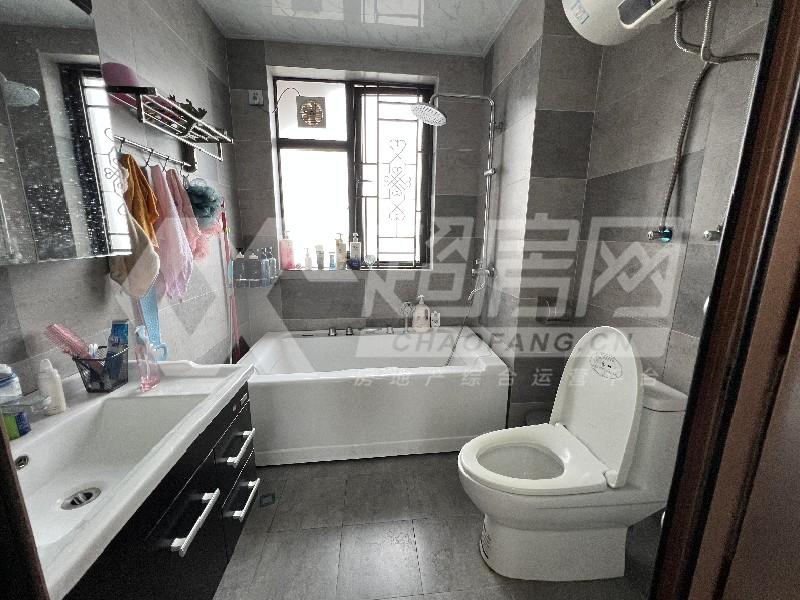 绿地尚品花园二手房厨房及卫生间