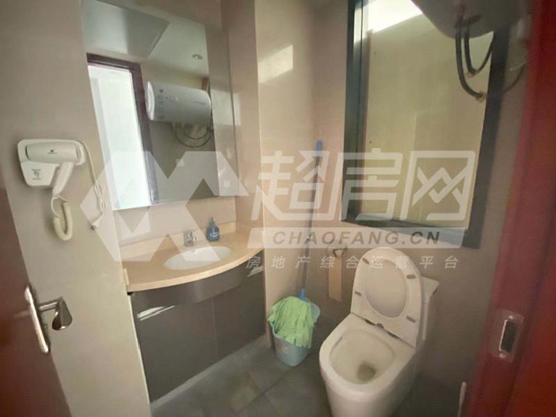 绿地国际花都出租房厨房及卫生间