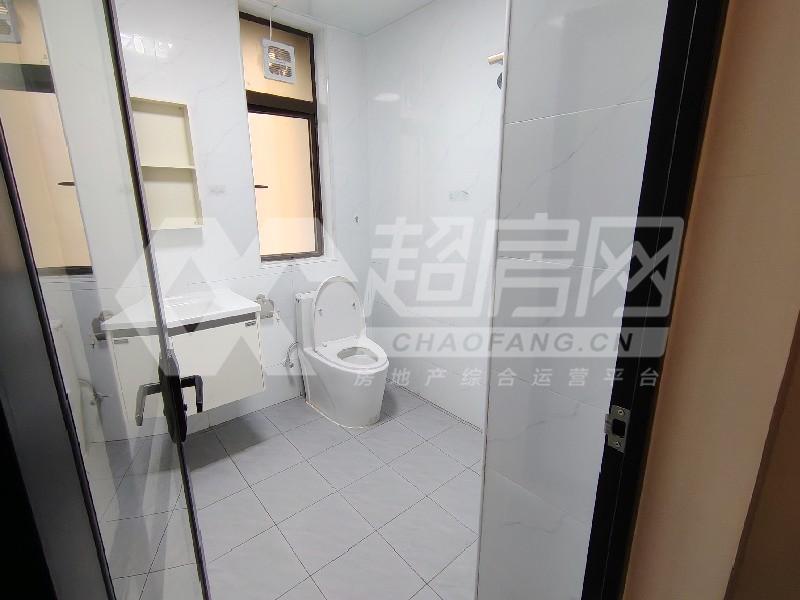 龙湖春江名城出租房厨房及卫生间