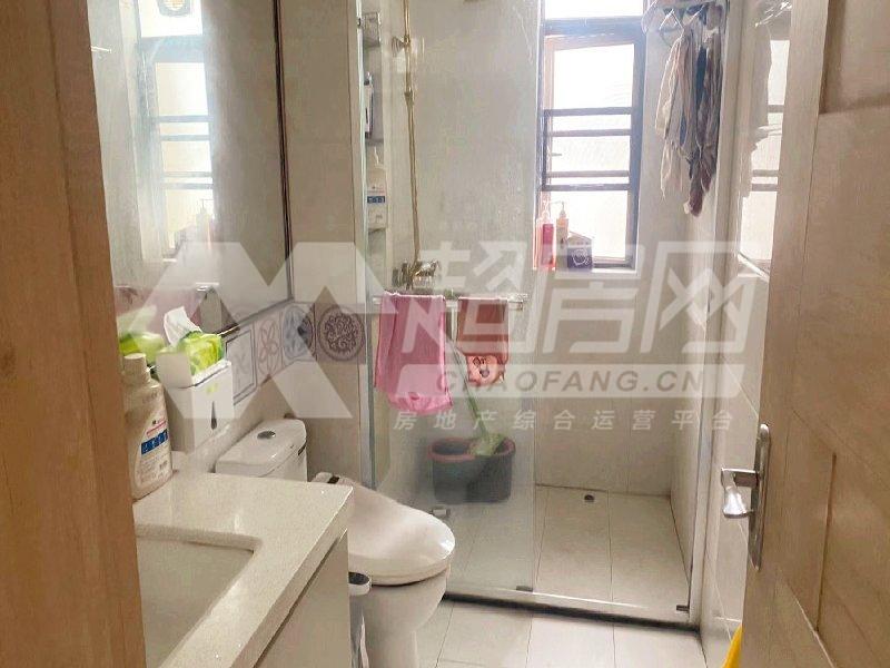 龙湖春江名城出租房厨房及卫生间