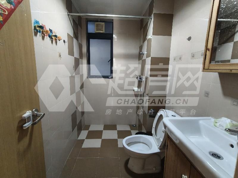 万科沁园出租房厨房及卫生间