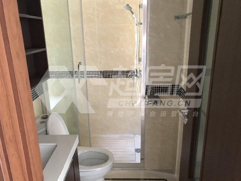 藏珑华府出租房厨房及卫生间