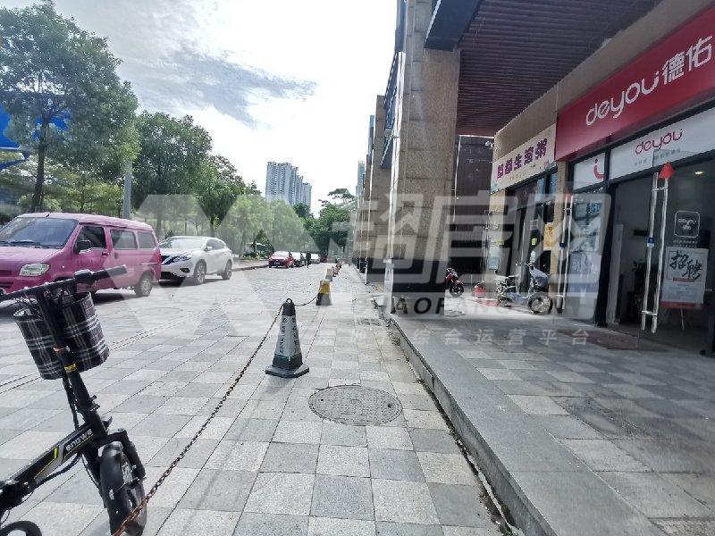 保利中宇花园二手房露台