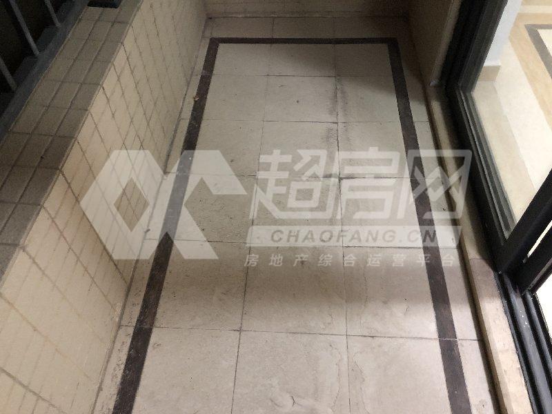 藏珑华府二手房阳台