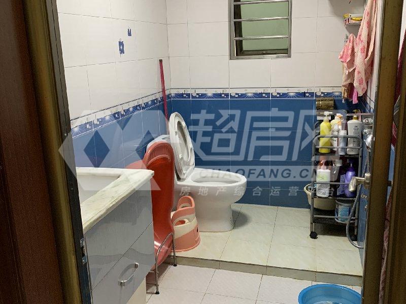 景翠名都二手房厨房及卫生间
