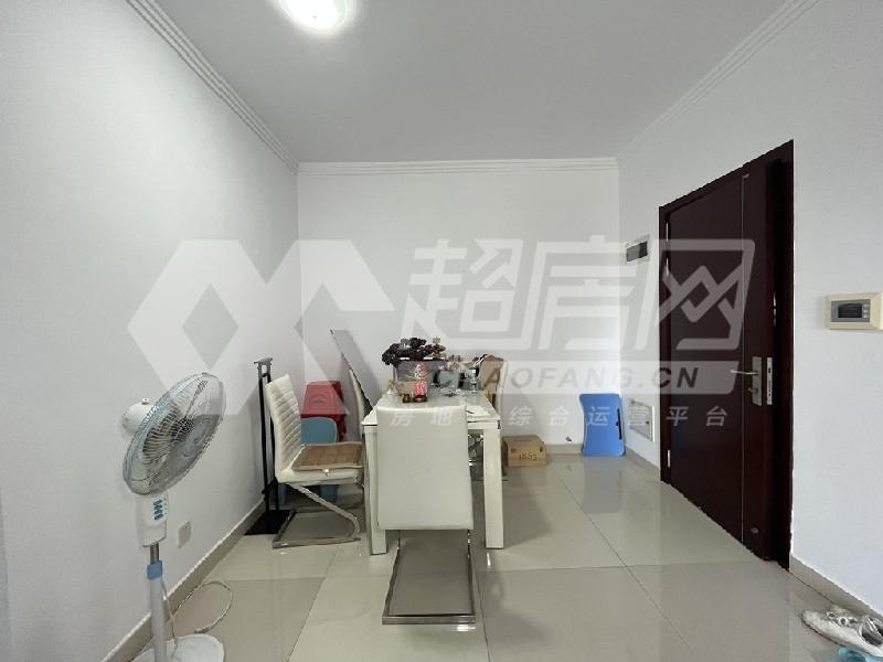 中博城果（汇盈苑）二手房客厅