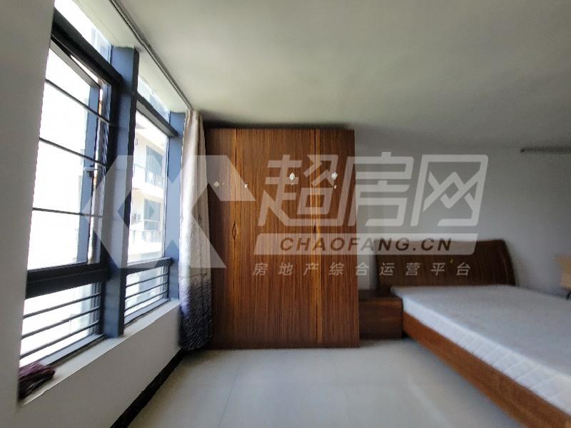 华美达广场二手房客厅
