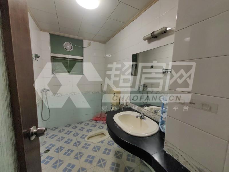 翠拥华庭出租房厨房及卫生间