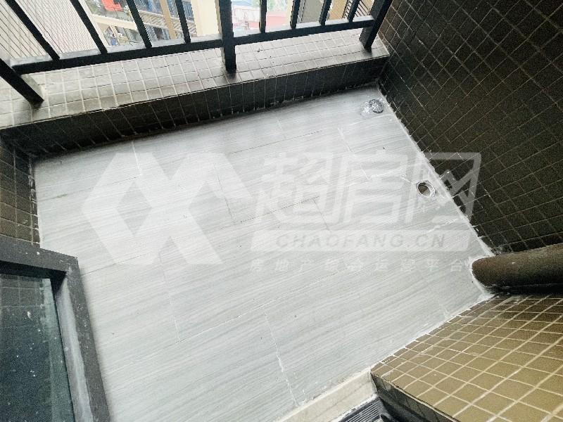 龙光玖龙府二手房阳台