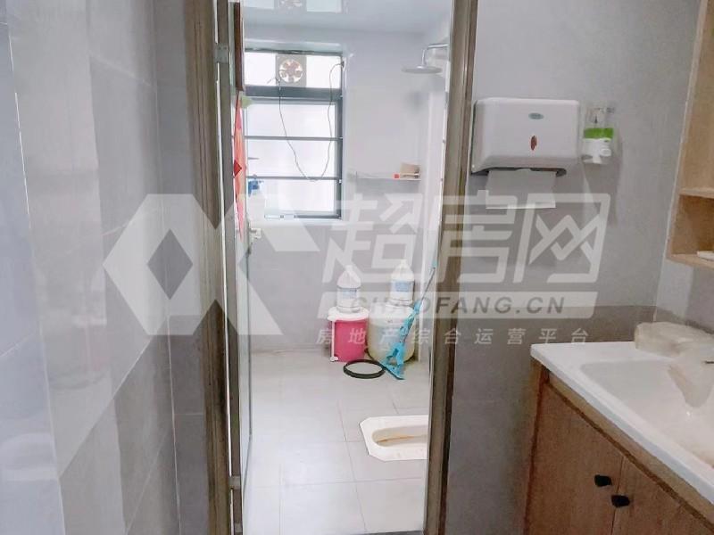 华美达广场二手房厨房及卫生间