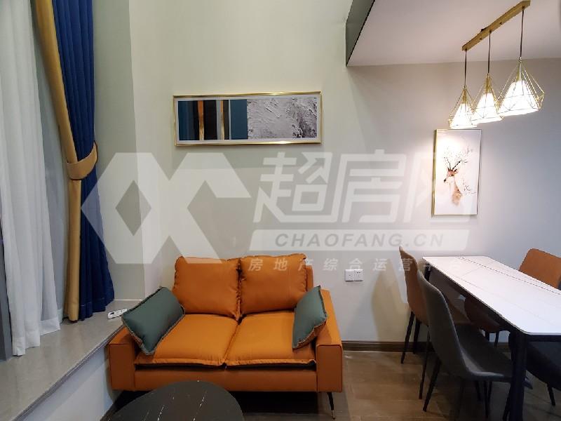 保利中悦公寓二手房客厅
