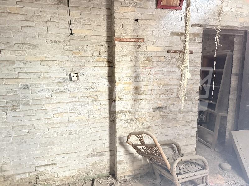 大晚居委会二手房卧室