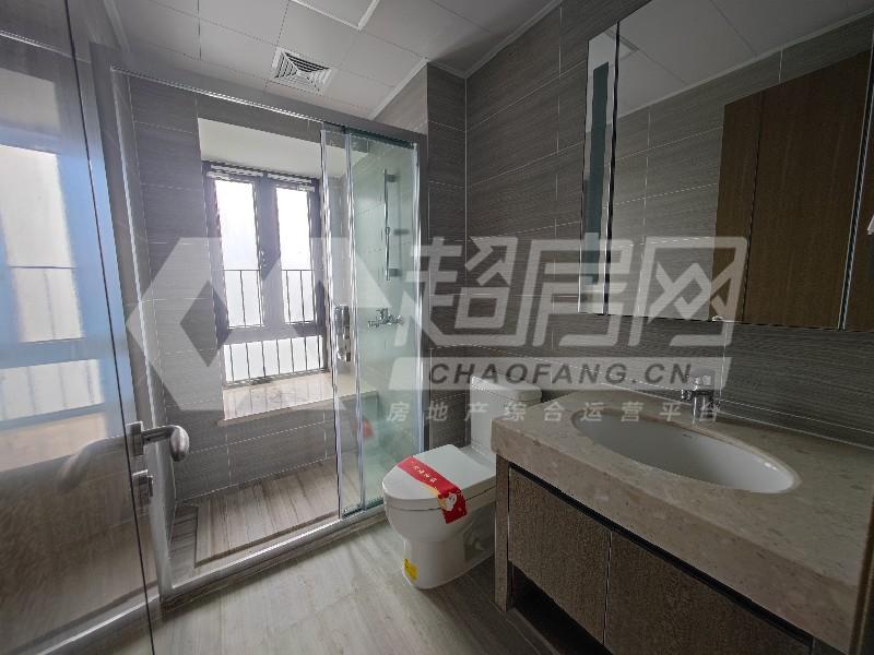 龙光玖龙府二手房厨房及卫生间