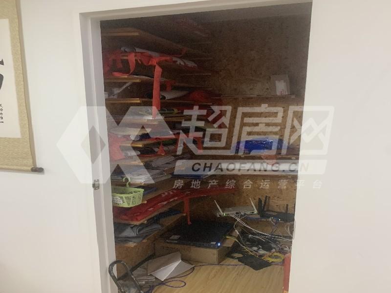 明日广场出租房厨房及卫生间