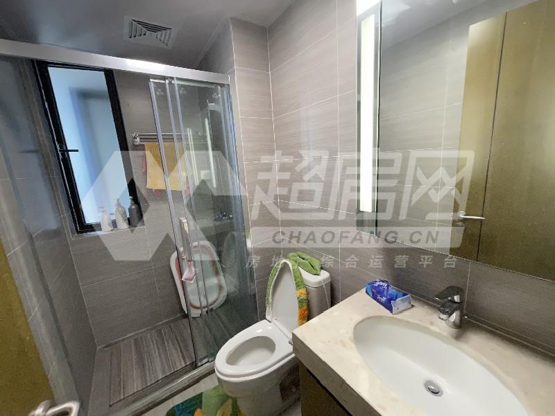 龙光玖龙府出租房厨房及卫生间
