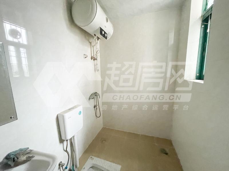 银畔丽苑出租房厨房及卫生间