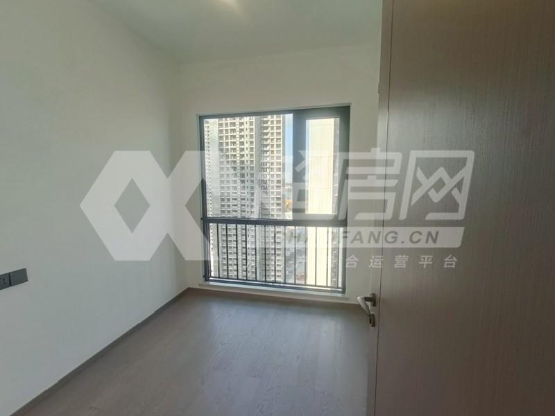 龙湖江与城二手房卧室