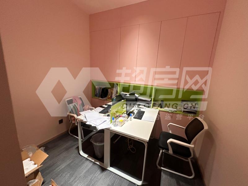 绿地中心（商住楼）二手房卧室