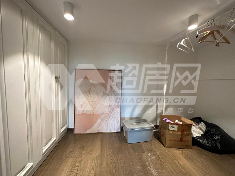 保利中悦公寓二手房卧室