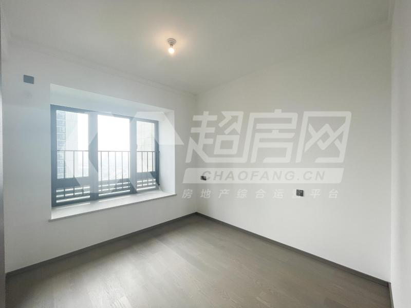 龙湖江与城二手房卧室