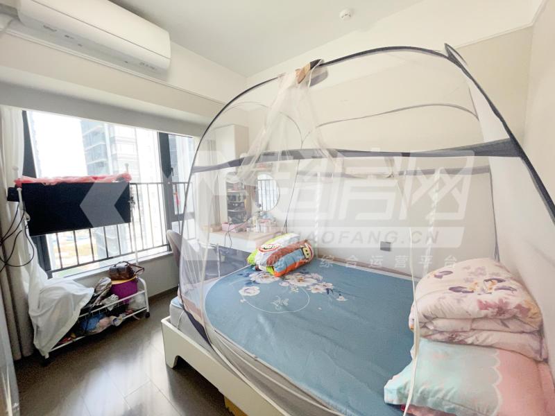 美的世茂滨江壹号二手房卧室