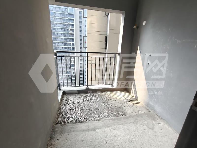 融创滨江粤府二手房阳台