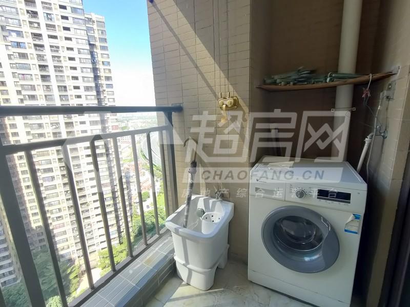 绿地尚品花园二手房阳台