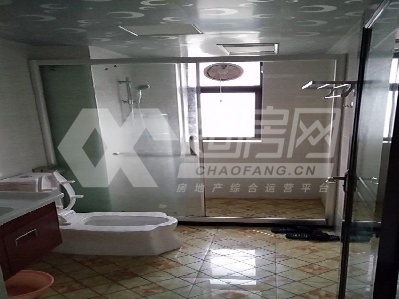 绿地尚品花园出租房厨房及卫生间