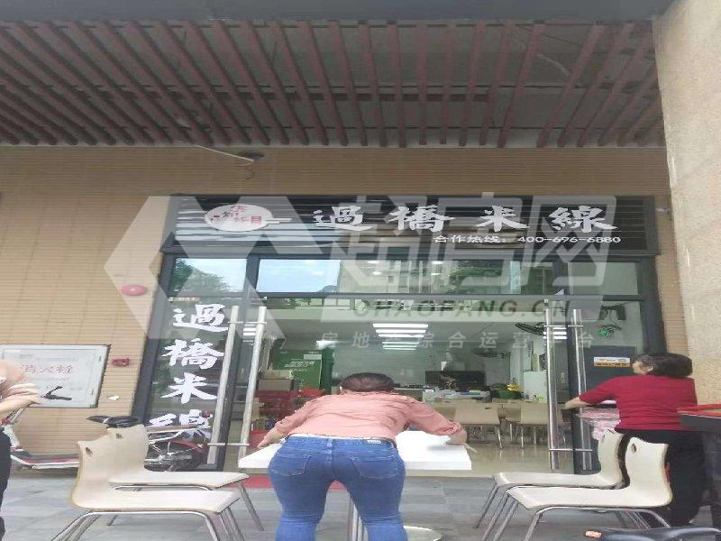 保利中宇花园二手房客厅