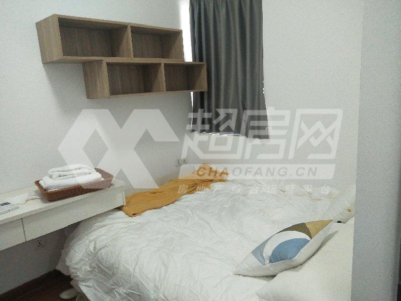 龙湖春江名城出租房卧室