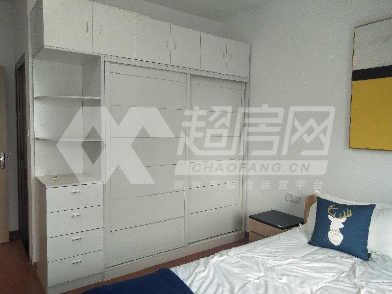 龙湖春江名城出租房卧室