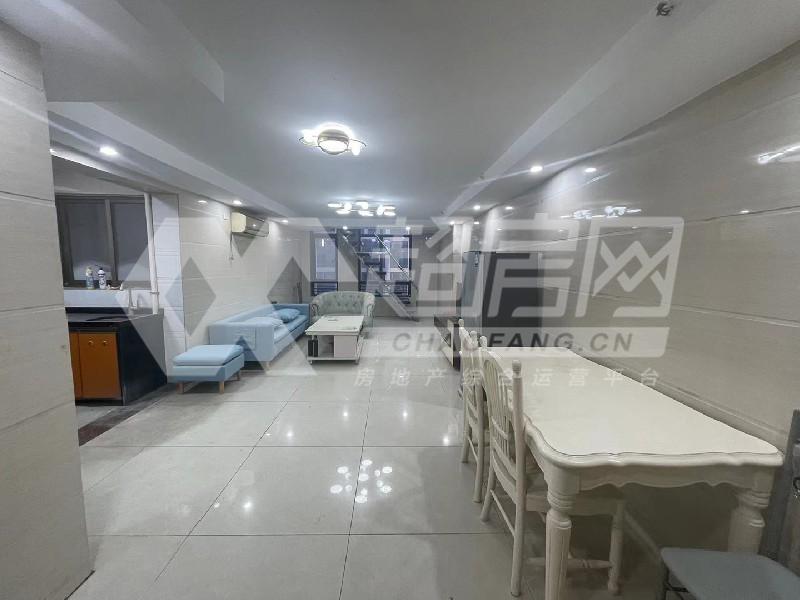 华美达广场出租房客厅