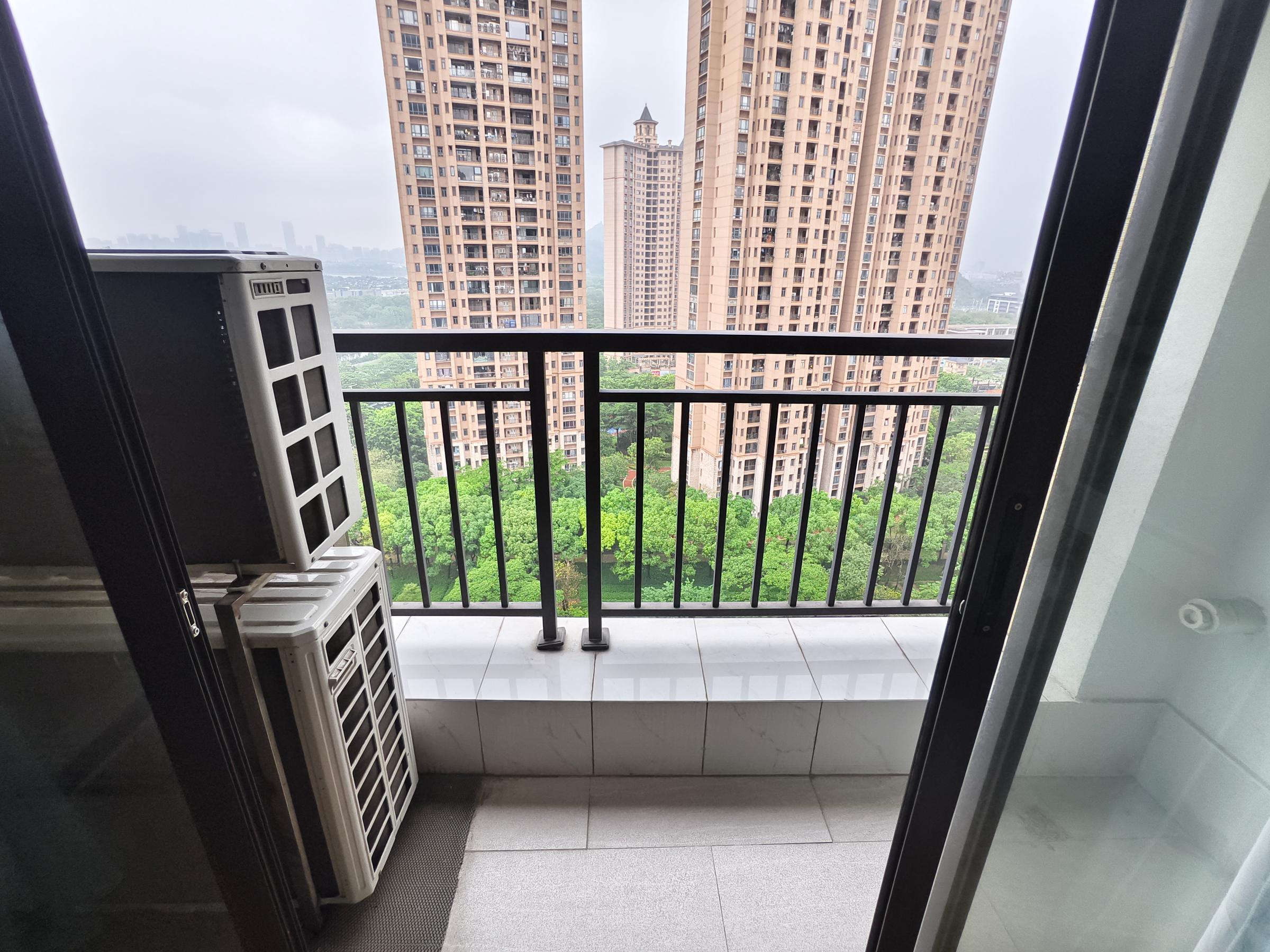 绿地中心（商住楼）出租房阳台