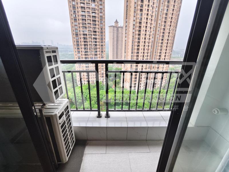 绿地中心（商住楼）出租房阳台