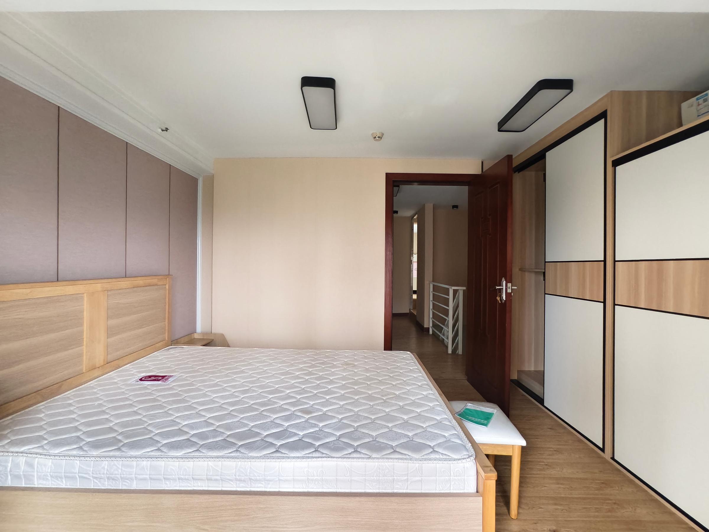 绿地中心（商住楼）出租房卧室