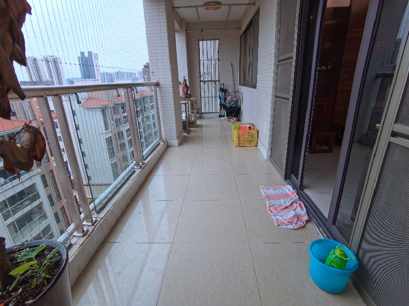 景逸名轩出租房阳台