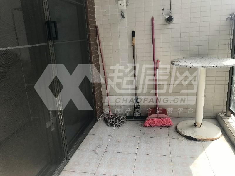嘉信帝苑出租房阳台