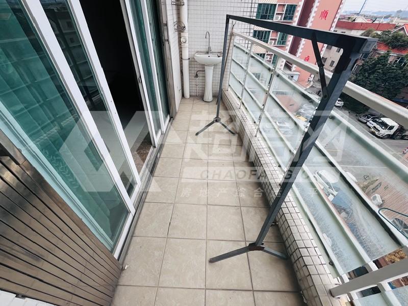 翠拥华庭出租房阳台