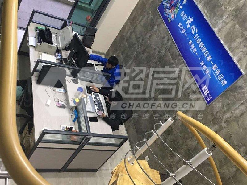 华美达广场出租房客厅
