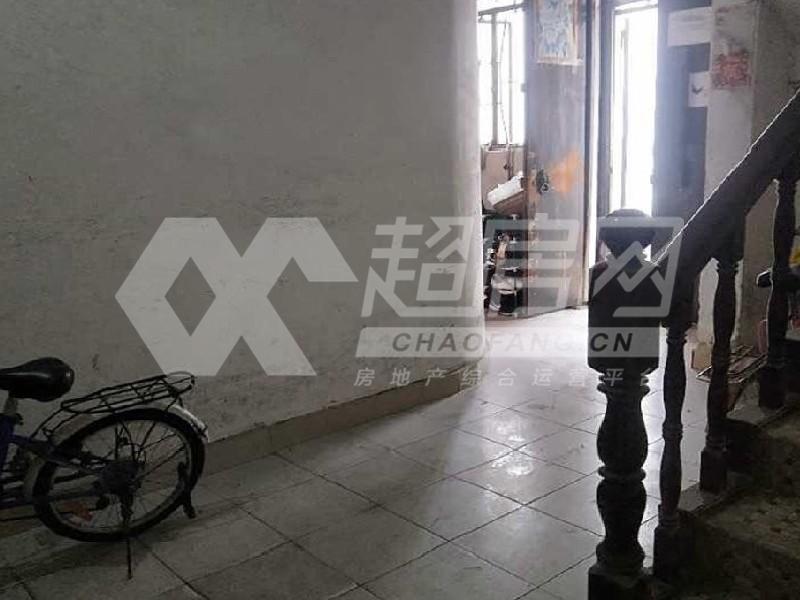 常教居委会出租房卧室